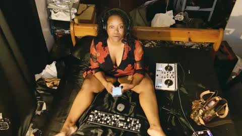 Lillycakes online show from 02-19-25, 02:44