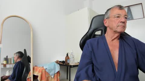 Henk online show from 06-30-26, 01:56