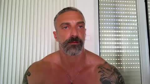 Snapshot of 22colin22 chatting on 06-23-26, 01:20 Nik online show from 06-23-26, 01:20