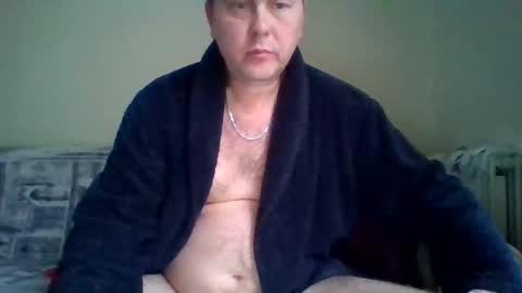 Snapshot of 2ndlipeater chatting on 10-09-25, 06:55 Girts online show from 10-09-25, 06:55