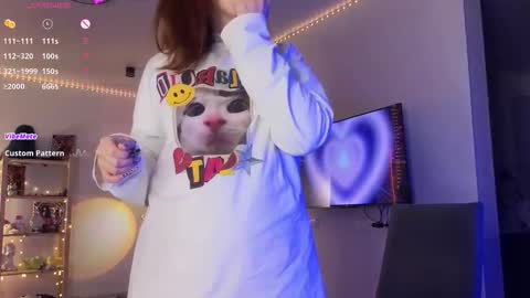 Snapshot of 819sunflowerinahat2016 chatting on 02-19-26, 02:57 Cornelia and Dante online show from 02-19-26, 02:57