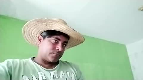 Snapshot of 9vinhocamshow chatting on 12-25-24, 11:54 9vinhocamshow online show from 12-25-24, 11:54