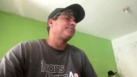 Snapshot of 9vinhocamshow chatting on 10-15-25, 11:54 9vinhocamshow online show from 10-15-25, 11:54