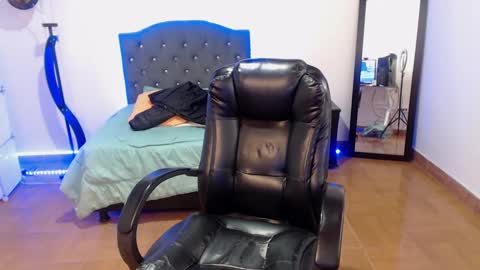 Snapshot of _anne_hot chatting on 12-19-24, 04:57 Anne online show from 12-19-24, 04:57