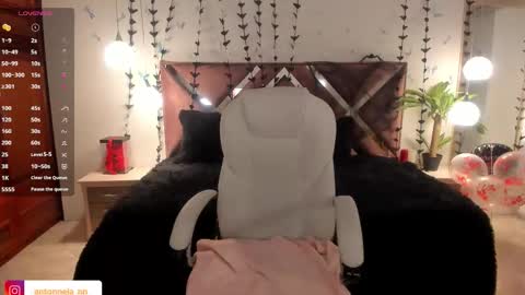 Snapshot of _antonnela_ chatting on 10-31-25, 02:18 antonnela online show from 10-31-25, 02:18