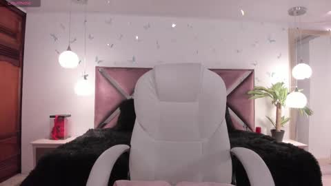 Snapshot of _antonnela_ chatting on 11-21-25, 02:16 antonnela online show from 11-21-25, 02:16