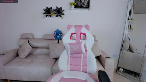 Snapshot of _april_smith_ chatting on 05-09-26, 12:32 online show from 05-09-26, 12:32
