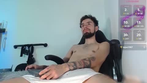 Snapshot of _aronm chatting on 05-12-26, 10:18 AronM online show from 05-12-26, 10:18