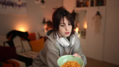 Lili online show from 10-31-25, 11:44