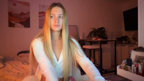 Snapshot of _charming_melody chatting on 06-10-26, 04:28 Alice is back online show from 06-10-26, 04:28