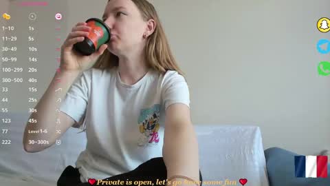 Snapshot of _coquine_ chatting on 04-27-26, 08:23 Sophie online show from 04-27-26, 08:23