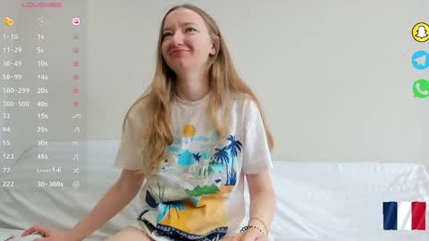 Snapshot of _coquine_ chatting on 04-28-26, 07:46 Sophie online show from 04-28-26, 07:46