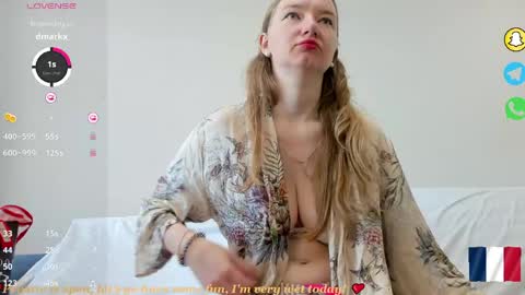 Snapshot of _coquine_ chatting on 05-06-26, 08:41 Sophie online show from 05-06-26, 08:41