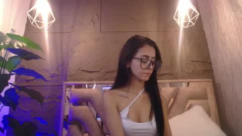 Snapshot of _coraliinee_ chatting on 05-13-26, 04:21 Coraline online show from 05-13-26, 04:21