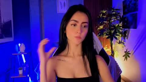 Snapshot of _coraliinee_ chatting on 06-16-26, 02:14 Coraline online show from 06-16-26, 02:14