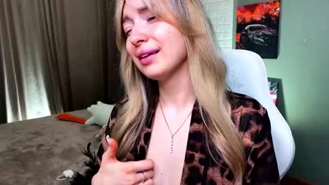 _crystal_moon_1 online show from 03-03-26, 10:59