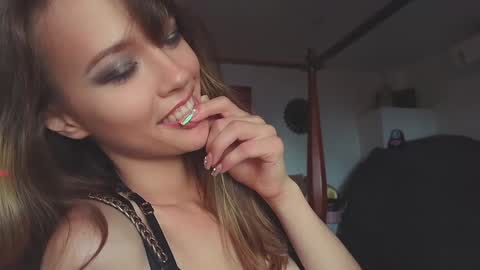 Snapshot of _demi_dee_ chatting on 12-27-24, 08:35 DemiDee online show from 12-27-24, 08:35