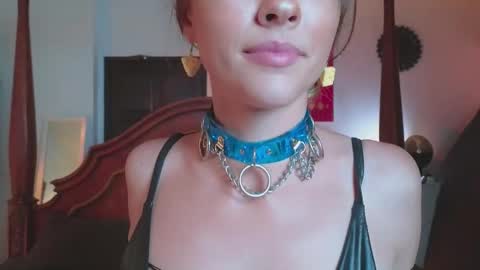 Snapshot of _demi_dee_ chatting on 02-10-25, 02:16 DemiDee online show from 02-10-25, 02:16