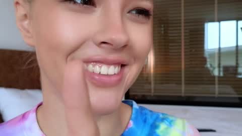Snapshot of _demi_dee_ chatting on 10-25-25, 08:22 DemiDee online show from 10-25-25, 08:22