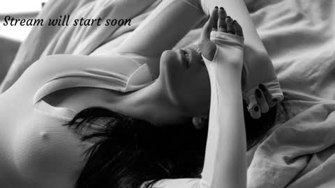 Snapshot of _eelusivee_ chatting on 10-11-25, 10:36 Elli online show from 10-11-25, 10:36