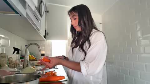 Snapshot of _elena_barra chatting on 10-01-25, 04:13  elena barra online show from 10-01-25, 04:13