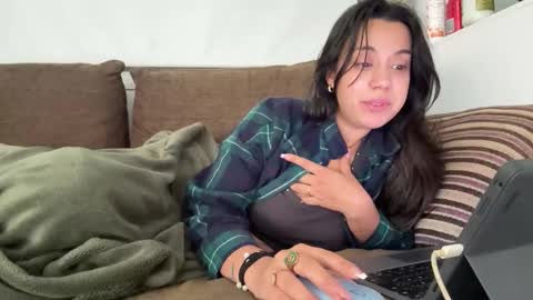 Snapshot of _elena_barra chatting on 10-26-25, 10:21 elena barra online show from 10-26-25, 10:21