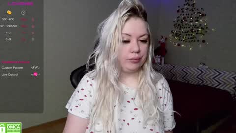 Snapshot of _elven_dreams__ chatting on 12-23-24, 06:22 chloue and Gretta online show from 12-23-24, 06:22