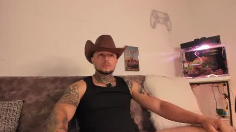 Snapshot of _emilio_escobar chatting on 07-12-26, 10:28 Emilio online show from 07-12-26, 10:28