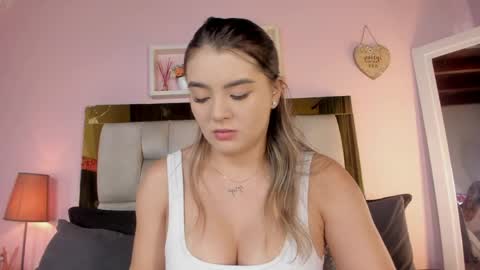 Snapshot of _emily_r chatting on 05-20-26, 12:11 Isabella online show from 05-20-26, 12:11