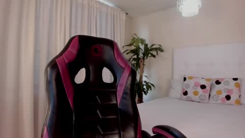 Snapshot of _emma_queen_ chatting on 11-18-25, 07:40 Emma online show from 11-18-25, 07:40