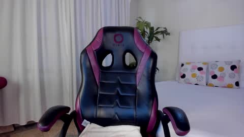 Snapshot of _emma_queen_ chatting on 11-24-25, 07:57 Emma online show from 11-24-25, 07:57