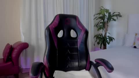 Snapshot of _emma_queen_ chatting on 11-25-25, 07:03 Emma online show from 11-25-25, 07:03