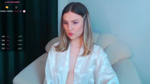 Snapshot of _esmeraldiyaa_ chatting on 01-06-25, 07:35 _esmeraldiyaa_ online show from 01-06-25, 07:35