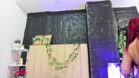 Mia online show from 12-04-25, 02:59