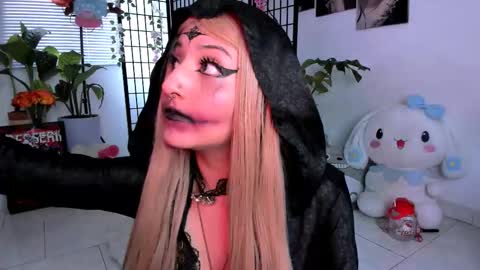 JULIANA online show from 11-08-25, 05:34