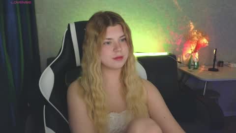 Snapshot of _kirieshka chatting on 04-23-26, 06:32 Molly Emily online show from 04-23-26, 06:32