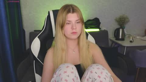 Snapshot of _kirieshka chatting on 04-25-26, 09:23 Molly Emily online show from 04-25-26, 09:23