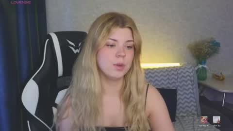 Snapshot of _kirieshka chatting on 05-18-26, 04:46 Molly Emily online show from 05-18-26, 04:46