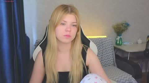 Snapshot of _kirieshka chatting on 05-26-26, 02:35 Molly Emily online show from 05-26-26, 02:35