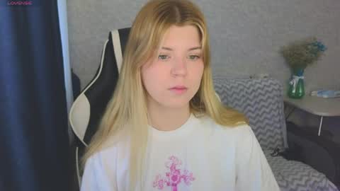 Snapshot of _kirieshka chatting on 05-28-26, 02:36 Molly Emily online show from 05-28-26, 02:36