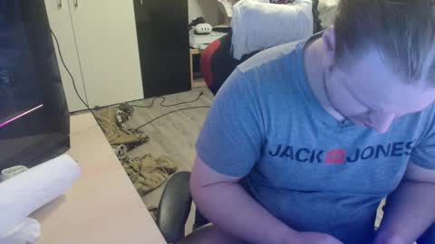 Snapshot of _kitsu_ chatting on 12-14-25, 03:34 _kitsu_ online show from 12-14-25, 03:34