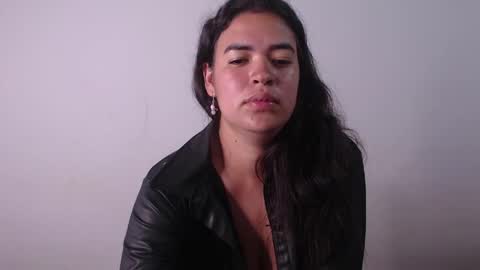 Snapshot of _leslie chatting on 05-03-26, 01:44 Leslie online show from 05-03-26, 01:44