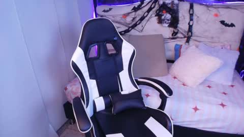 Liily online show from 10-31-25, 01:23