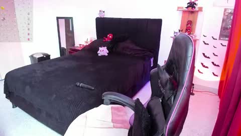 Queen.  Help me reach 100 thumbs up  online show from 02-03-26, 05:18