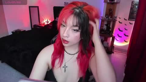 Queen.  Help me reach 100 thumbs up  online show from 06-30-26, 10:33