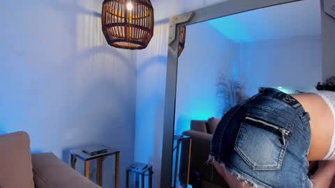 Snapshot of _luna_dupont_ chatting on 01-04-25, 03:39  Luna  online show from 01-04-25, 03:39