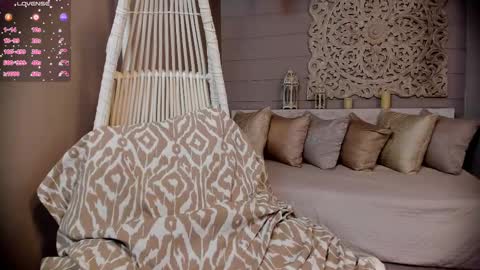 Snapshot of _luna_dupont_ chatting on 02-18-25, 12:39  Luna  online show from 02-18-25, 12:39