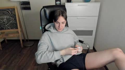 Snapshot of _maelstrom_ chatting on 12-23-24, 11:04 _maelstrom_ online show from 12-23-24, 11:04