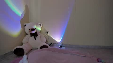 Snapshot of _maiahairy_ chatting on 10-17-25, 01:14 Maia online show from 10-17-25, 01:14