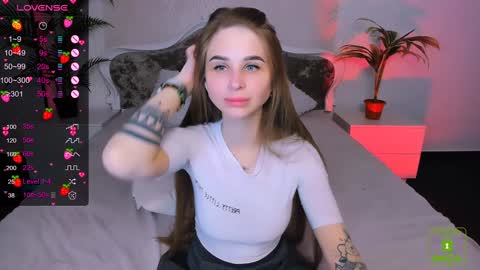 Snapshot of _mari_clark chatting on 01-06-25, 04:36 Eva online show from 01-06-25, 04:36